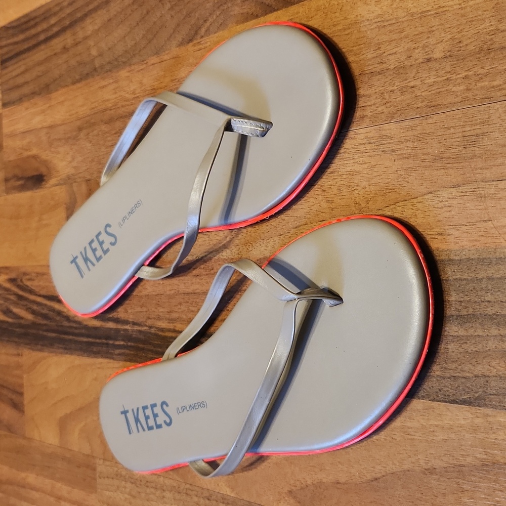Tkees Lipliners Flipflops Stonbeam Taupe Brown with Neon Orange Trim Size 10